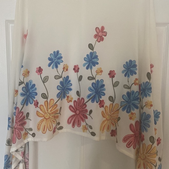 Flowery flowy top - Picture 2 of 6